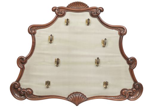 Marco de madera tallada con veneras para colgar armas.S. 