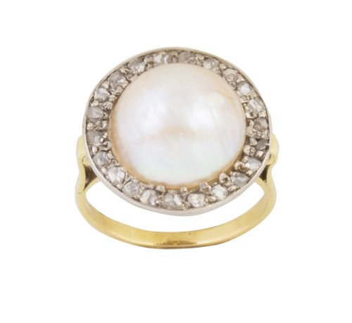 Sortija c.1930 con perla mabé orlada de diamantes