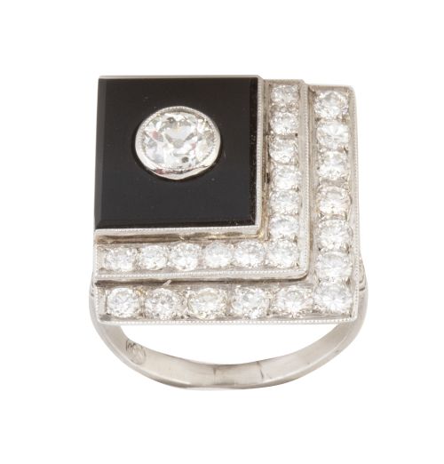 Sortija cuadrada de ónix y brillantes en diseño asimétrico,