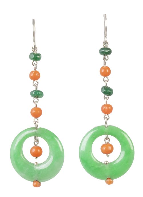 Pendientes largos de cuentas verdes y de coral de las que p