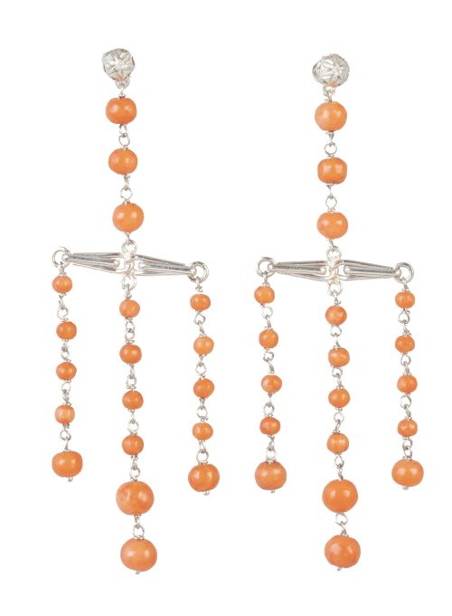 Pendientes largos de cuentas de coral en tres líneas colgan