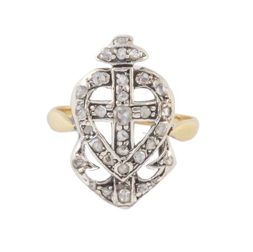 Sortija de diamantes, con diseño de ancla entrelazada con c