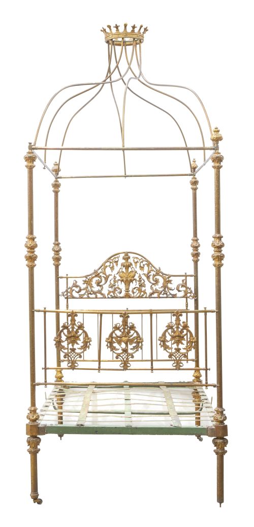 Cama de bronce y latón con dosel, rematada por corona de ma