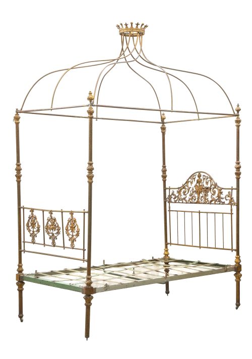 Cama de bronce y latón con dosel, rematada por corona de ma