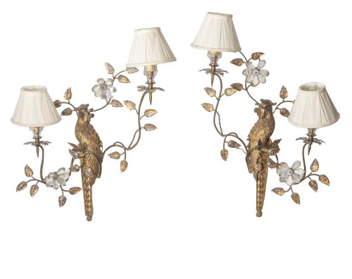 Pareja de apliques de dos luces de bronce dorado y cristal.