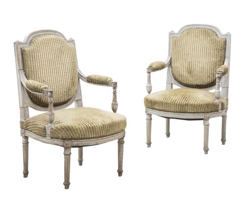 Pareja de sillas de brazos de estilo Luis XVI de madera tal
