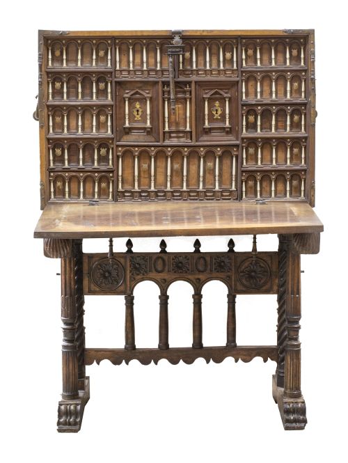 Papelera de madera tallada de nogal con columnillas de hues