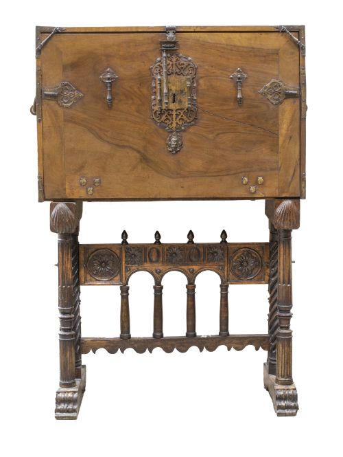 Papelera de madera tallada de nogal con columnillas de hues