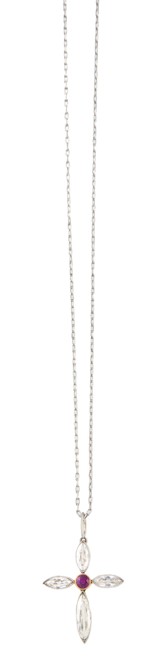 Cruz colgante con cuatro diamantes talla navette como brazo