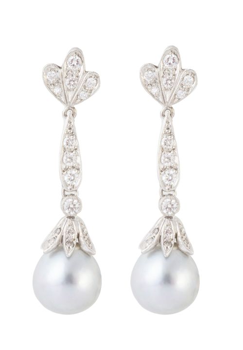 Pendientes largos con perlas grises colgantes de hojita y b