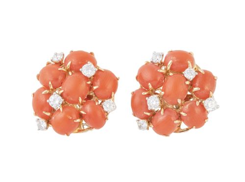 Pendientes circulares de cabuchones de coral y brillantes e