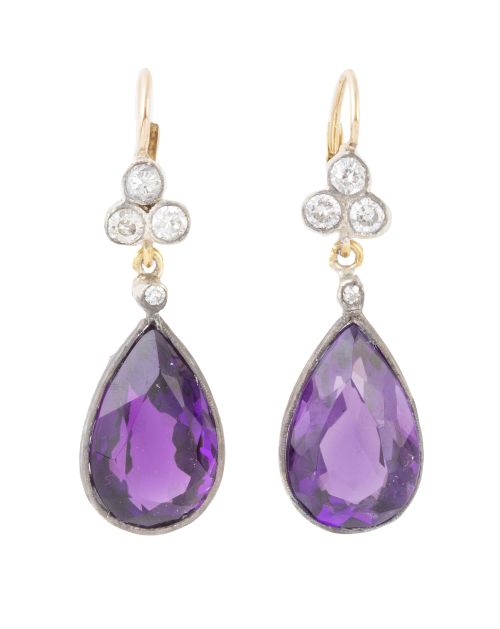 Pendientes largos con perillas de amatistas que penden de t