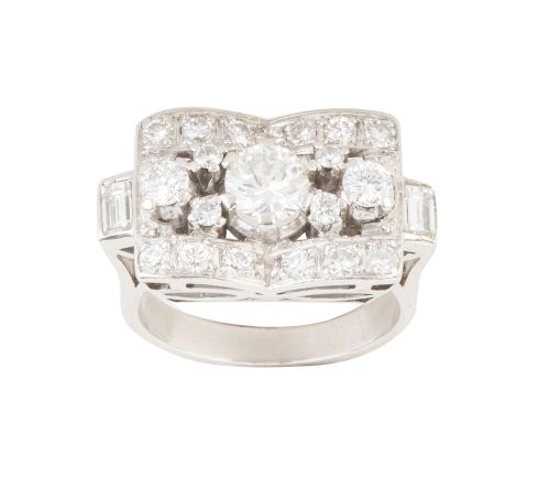 Sortija chevalière con frente a modo de lazo de brillantes,