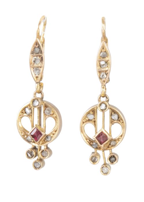 Pendientes largos de pp. S. XX circulares con decoración ca