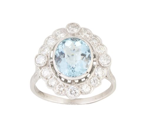 Sortija de aguamarina talla oval de 2,40 ct aprox. rodeada 