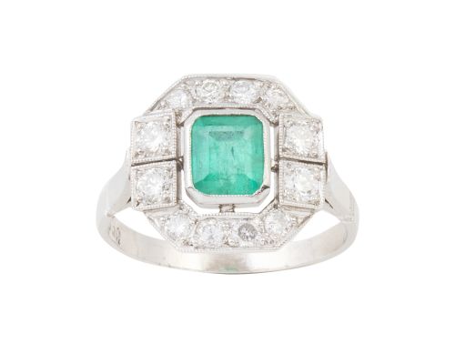 Sortija de esmeralda y brillantes estilo Art-Decó con diseñ