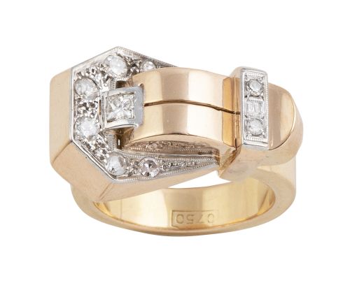 Sortija chevalière a modo de hebilla con brillantes en dise