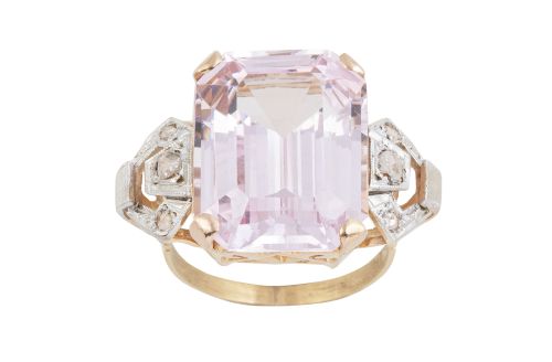 Sortija con rosa de Francia rectangilas flanqueada por dos 