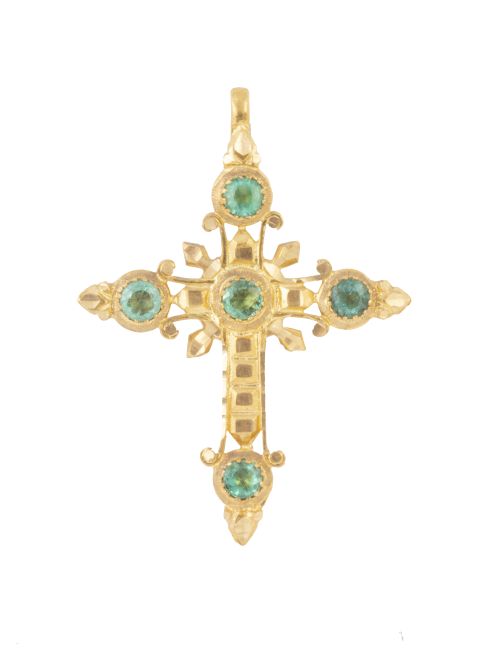 Cruz colgante con esmeraldas y decoración grabada con forma