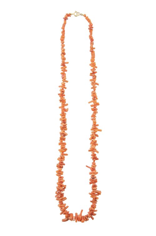 Collar de ramas de coral de tamaño creciente hacia el centro