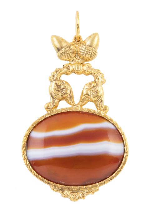 Gran colgante con ágata bicolor oval y remate de roleos y b