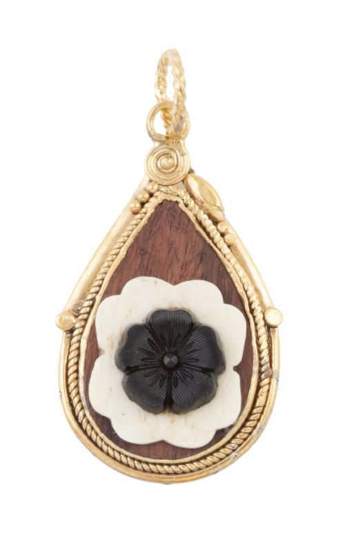 Colgante con diseño de gota, decorada con con flor de baque