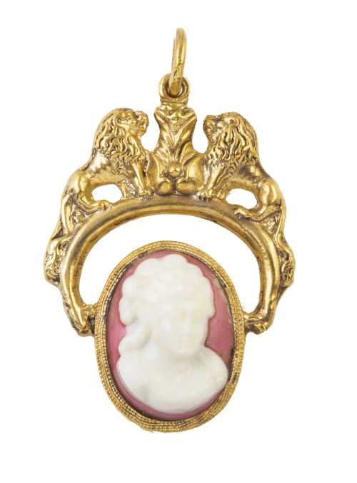 Colgante de dama en porcelana en tono hueso sobre fondo ros