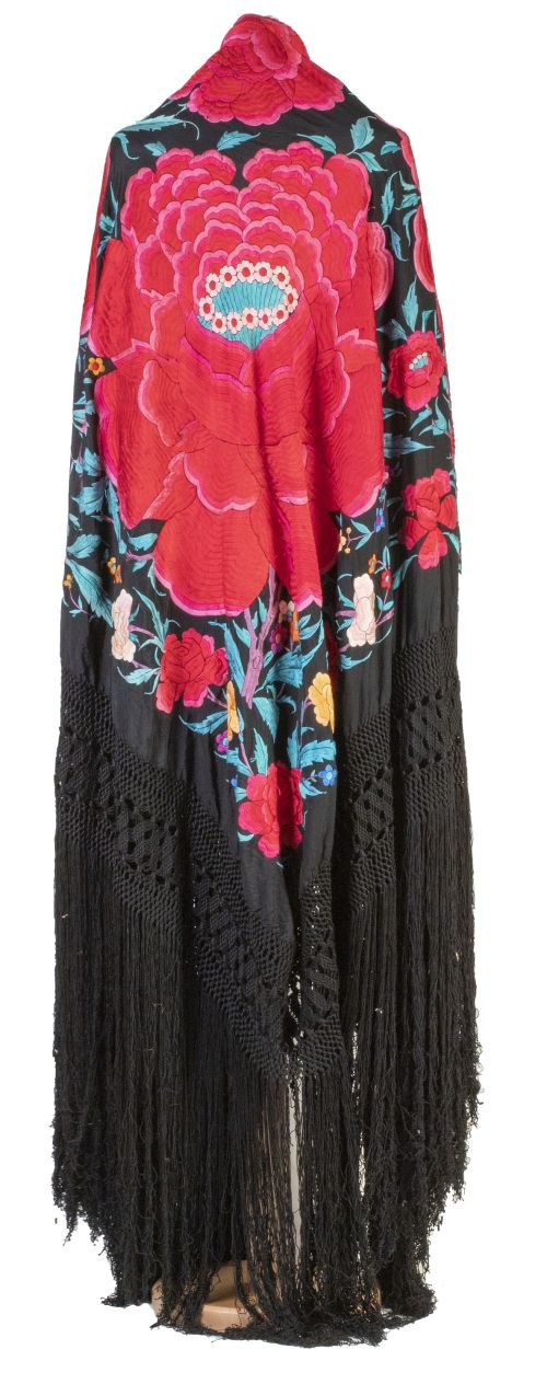 Mantón de Manila en seda negra con peonías y flores bordada