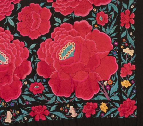 Mantón de Manila en seda negra con peonías y flores bordada