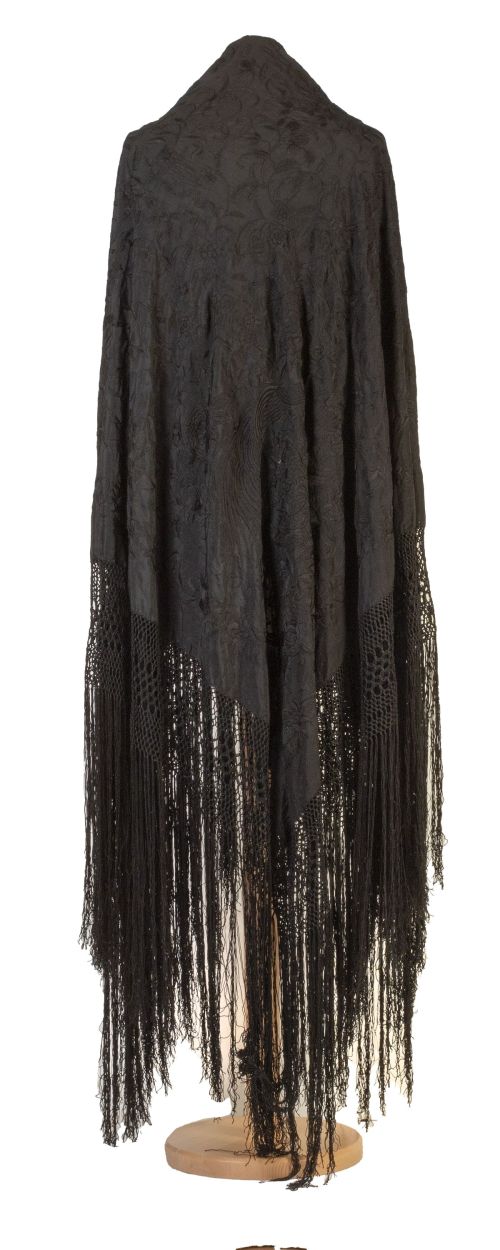 Mantón de Manila en seda negra bordada con pagodas en hilo 