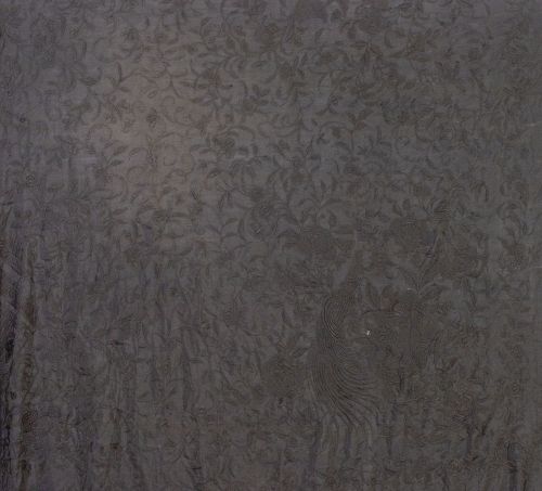 Mantón de Manila en seda negra bordada con pagodas en hilo 