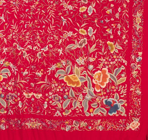 Mantón de Manila en seda fucsia con bordada con flores en h