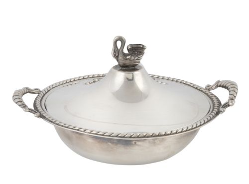 Portafritos de plata rematado por cisne en la tapa. Con mar