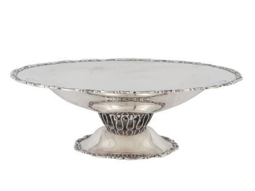 Frutero de pie alto de plata. Con marcas.S. XX.