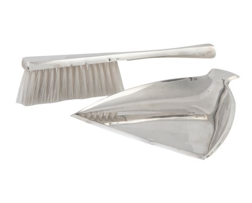 Lote de recogemigas y cepillo de plata. Con marcas.Durán,