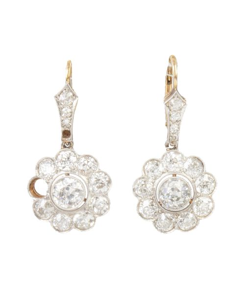 Pendientes largos de pp. S. XX con rosetones colgantes, de 