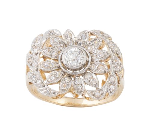 Sortija de brillantes c.1930 con flor central entre bandas 