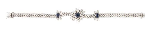 Brazalete de brillantes y zafiros, con diseño de tres flore