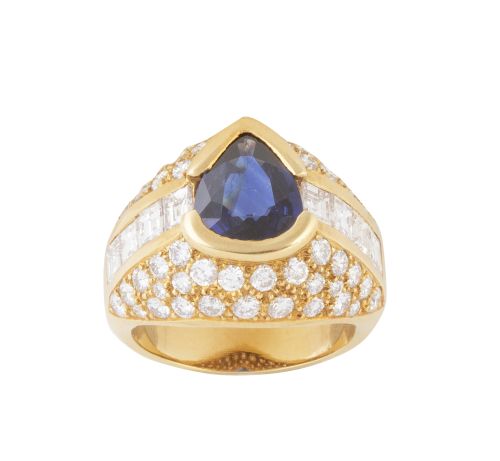 Sortija con zafiro talla pera central de 2,30 ct, flanquead