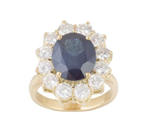 Sortija con zafiro oval de 6,33 ct. orlado de brillantes