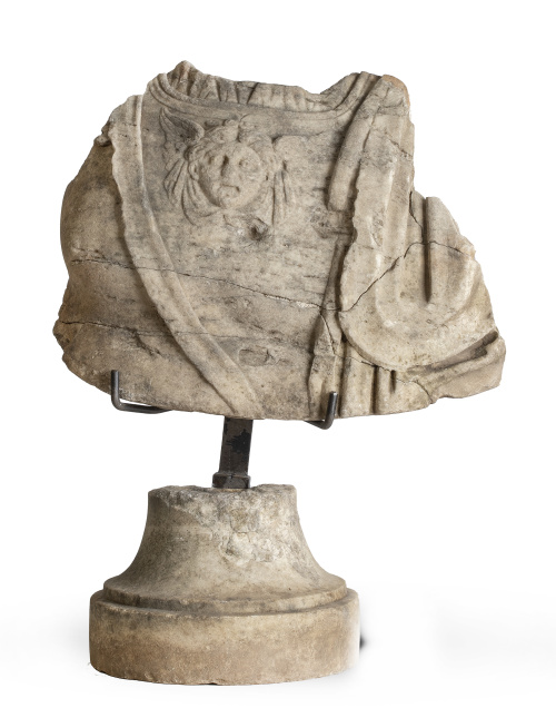 Busto de piedra tallada vestido a la antigua con la cabeza 