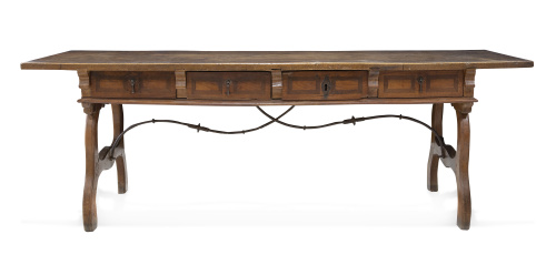 Mesa de madera de nogal, con cuatro cajones en el frente.