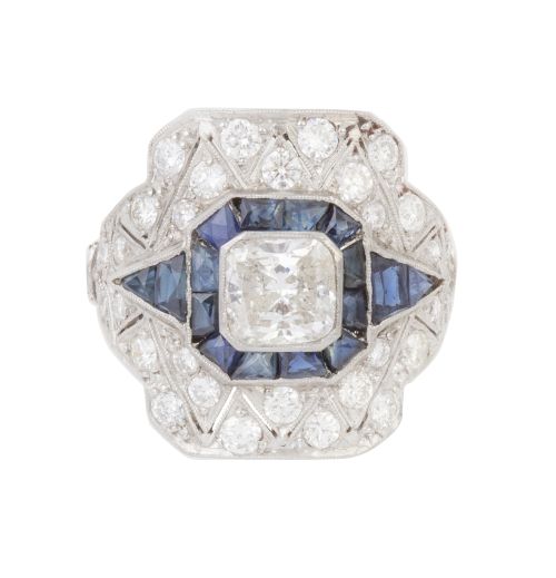 Sortija estilo Art-Decó con diamante talla princesa central