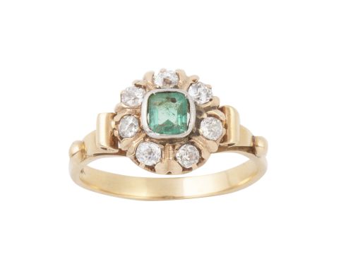 Sortija rosetón con esmeralda central de 0,40 ct aprox orla