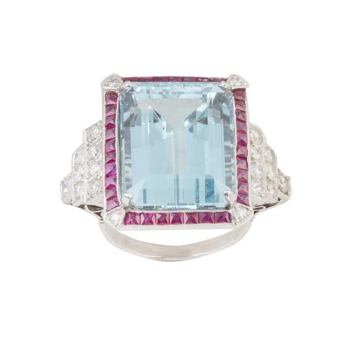 Sortija con gran aguamarina rectangular en marco de rubíes 