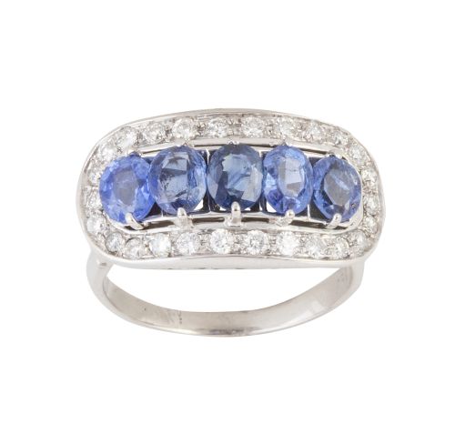 Sortija con cinco zafiros ovales en banda central rodeada p