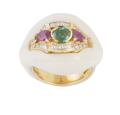 Sortija ancha con esmeralda central flanqueada por rubíes t