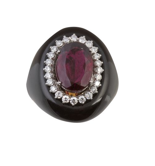 Sortija con turmalina oval central de 4,86 ct orlada  de br