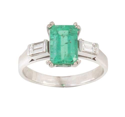 Sortija con esmeralda rectangular 1,43 ct aprox. flanqueada