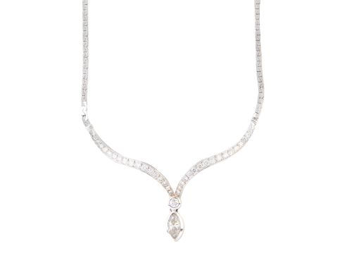 Collar con frente en "V" de brillantes, con diamante talla 